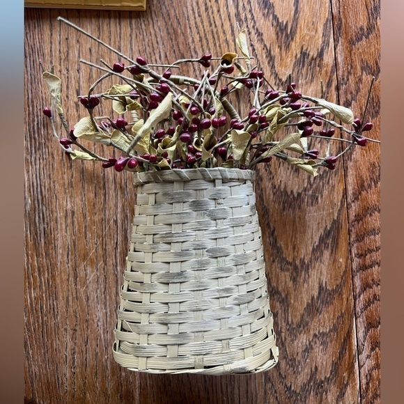 Decorative basket with dried berry spray - Picture 3 of 4